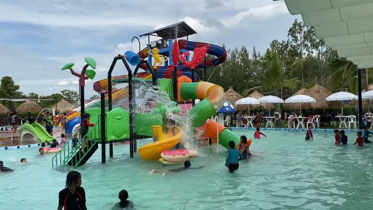 หยุดยาววันแม่ พาลูกเล่นน้ำแน่นสวนน้ำเปิดใหม่ที่อำเภอบ้านไผ่
