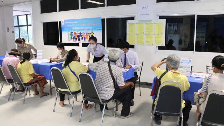 ชาวขอนแก่นแห่ลงทะเบียนรับบัตรสวัสดิการแห่งรัฐรอบใหม่คึกคัก