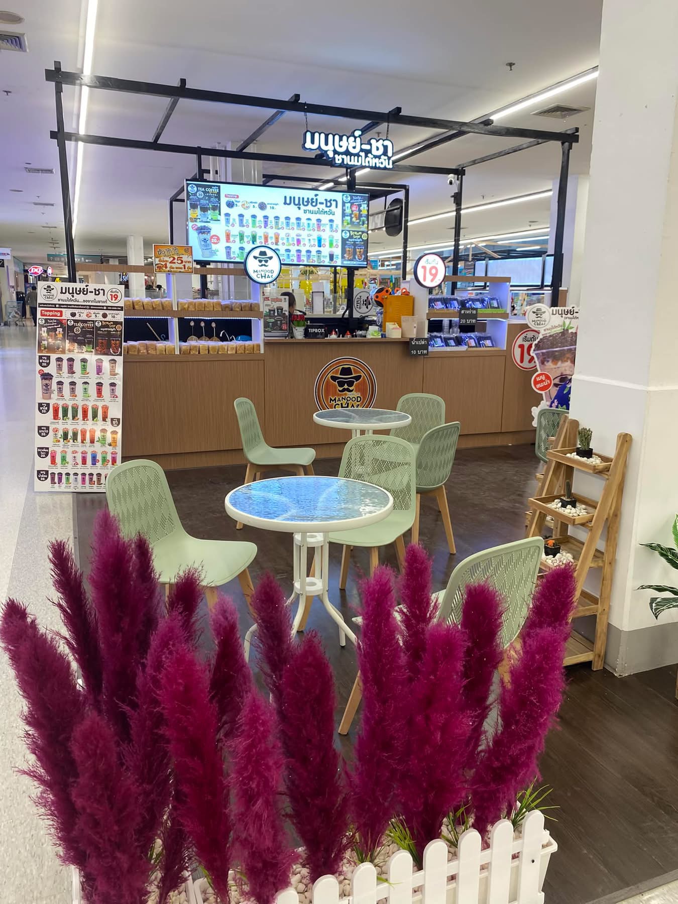 พนักงานร้านมนุษย์ชา สาขาโลตัส ประตูน้ำ