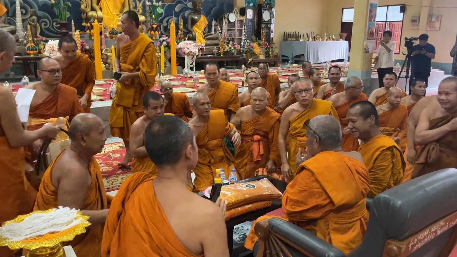 🙏 คณะสงฆ์เมืองขอนแก่นกว่า 100 รูป ร่วมสวดพระพุทธมนต์ถวายกำลังใจ “พระครูอดุลสารนิเทศ”