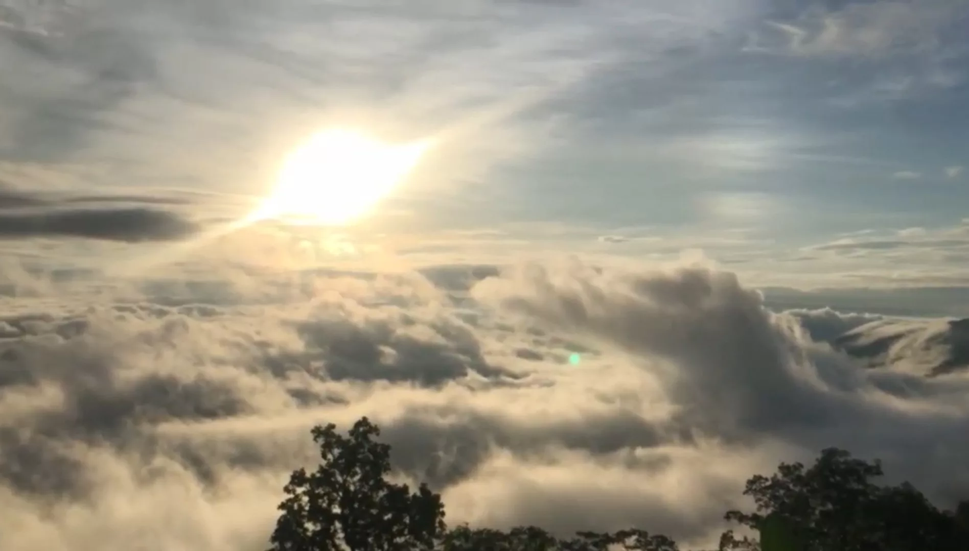 เที่ยวภูเวียงช่วงฝนชุ่ม ชมหมอกผาชมตะวัน วิวป่าเขียว 360 องศา