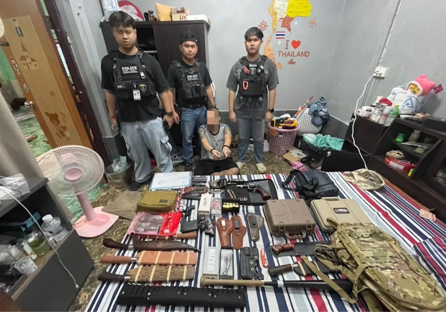 ขอนแก่นค้นบ้านพบปืน-กระสุน ระเบิดปิงปอง 35 ลูก เจ้าตัวรับเป็นของตน อ้างชอบปืนจึงซื้อสะสม