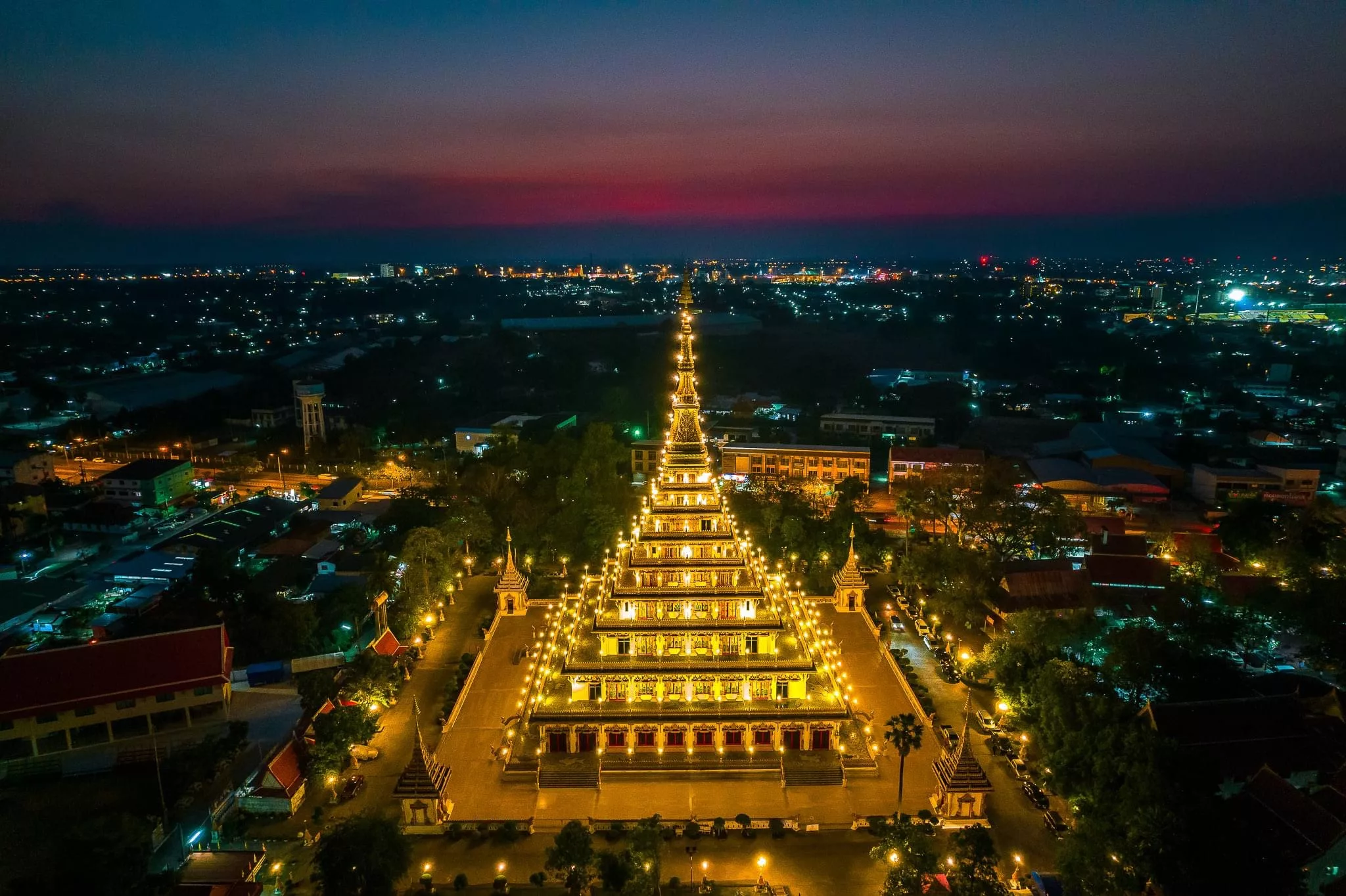 เที่ยวขอนแก่น 1 วัน ไปไหนดี? ไหว้พระมหาธาตุ 9 ชั้น เดินเล่นบึงแก่นนคร สัมผัสเสน่ห์เมืองอีสาน